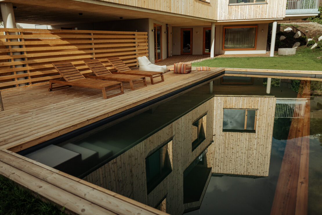 Garten mit Hausspiegelung im Pool, Haus Aerli