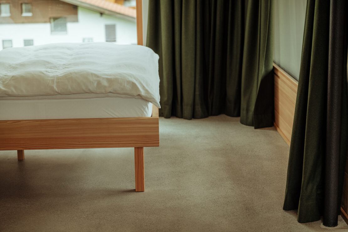 Detailansicht Bett, Boden und Textilien