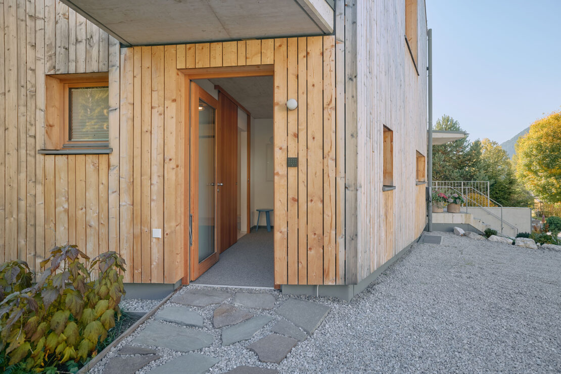 Moderner Eingangsbereich von Haus Aerli mit schlichter Holzfassade aus Fichte und geradliniger Architektur in Ehrwald.