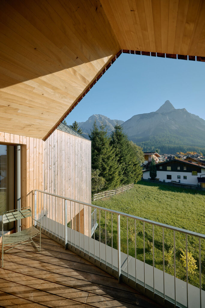Balkonausblick vom Apartment 1002 des Haus Aerli in Ehrwald auf die grüne Landschaft und das Bergmassiv der Sonnenspitze in Tirol.