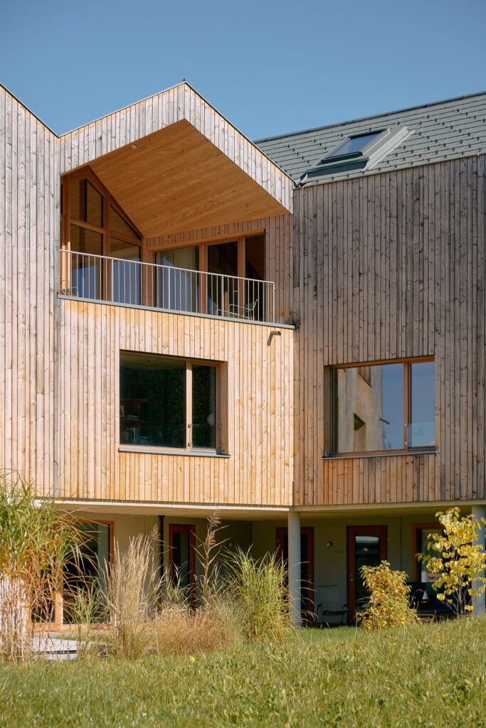 Haus Aerli mit Fassade aus Holz, Satteldach, idyllischer Garten